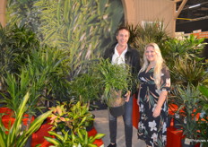 Dennis Smit en Kayleigh Ammerlaan van Ammerlaan TGI, met in de hand een zgn vertakte Beaucarnea (ookwel olifantspoot).